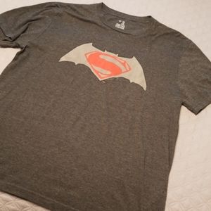 Gap XXL Batman versus Superman short sleeve shirt